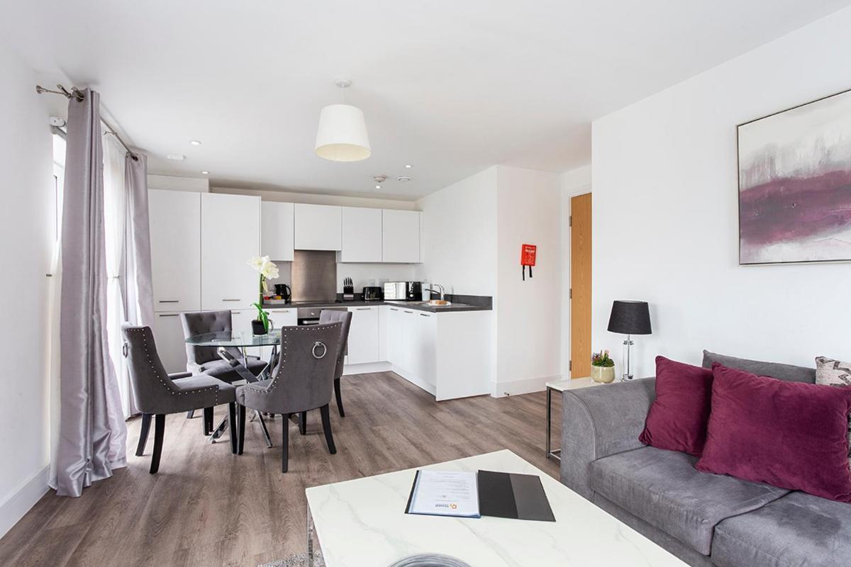 Deanery Court Vittrum Suites Southampton Chambre photo