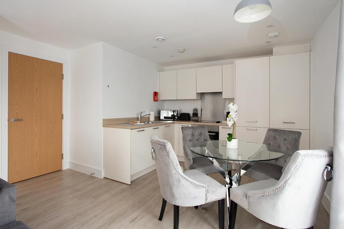 Deanery Court Vittrum Suites Southampton Chambre photo